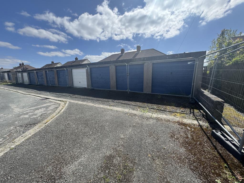 Lot: 13 - TWENTY-ONE FREEHOLD GARAGES IN THREE BLOCKS - Garages 21-30
